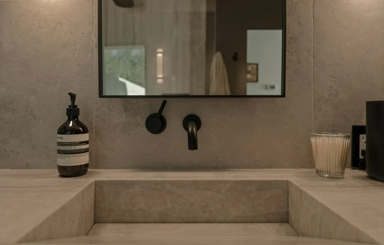 Yekpare taş lavabo ve mat siyah armatür