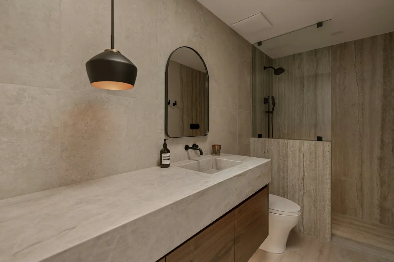 Doğal taş lavabolu banyo