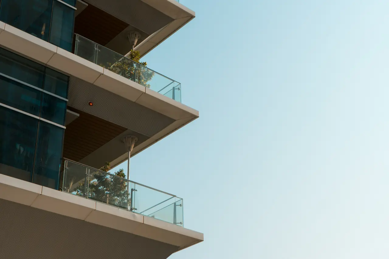Cam korkuluklu balkon çıkmaları
