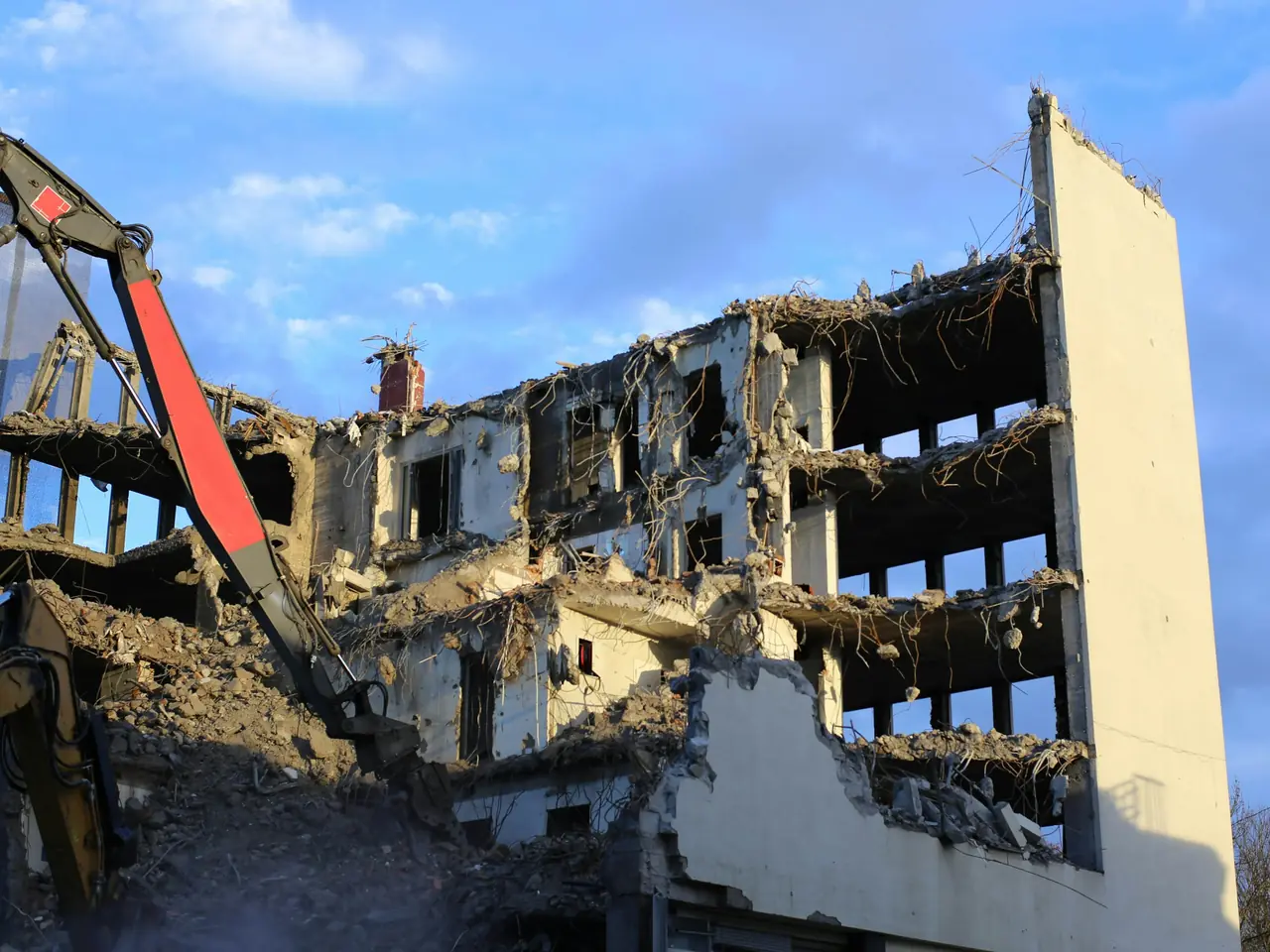 Yıkım aşamasındaki betonarme yapı