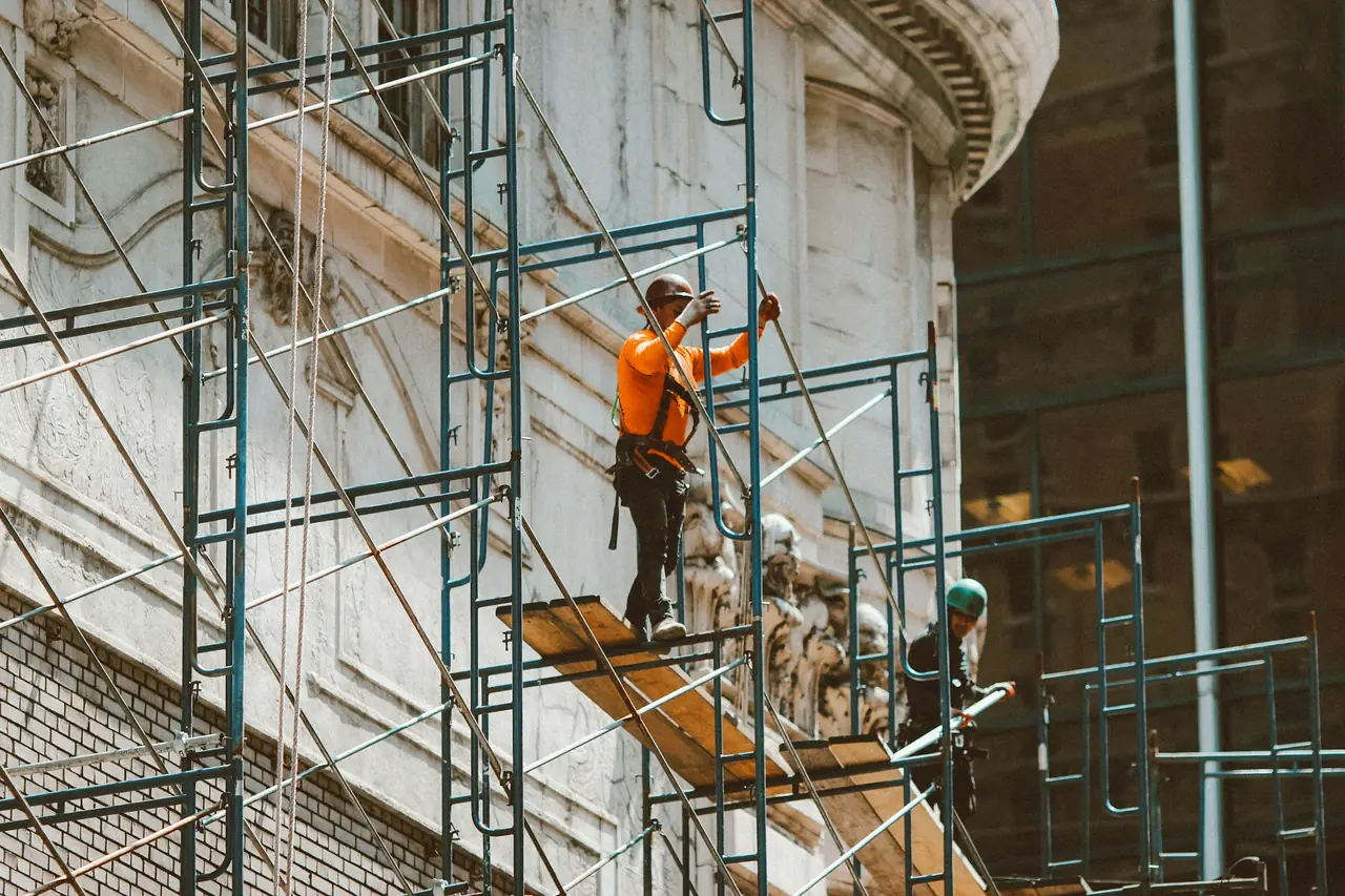 Tarihi cephede iskele üzerinde çalışan usta