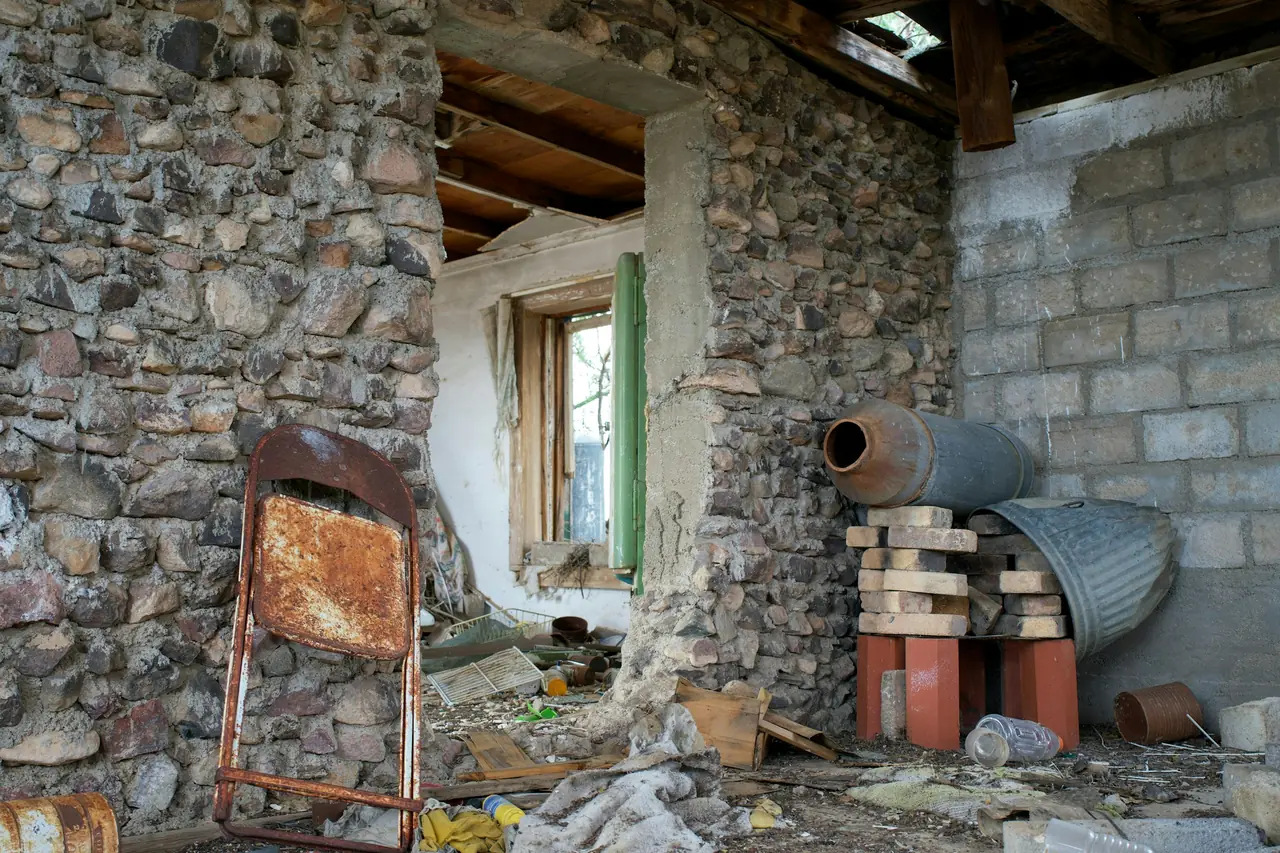 Restorasyon sırasında açığa çıkan moloz taş iç duvar