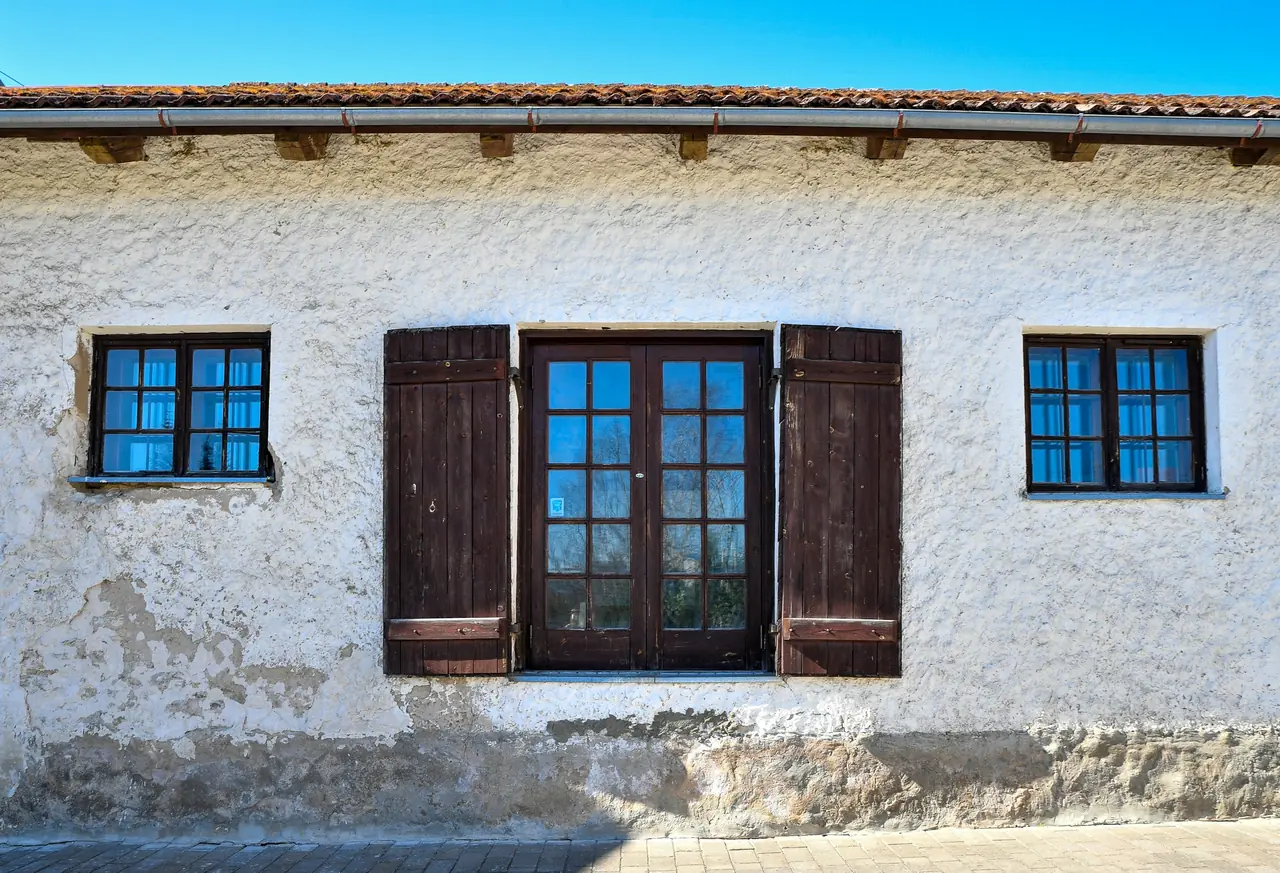 Ahşap kanatlı pencere ve kireç badanalı duvar