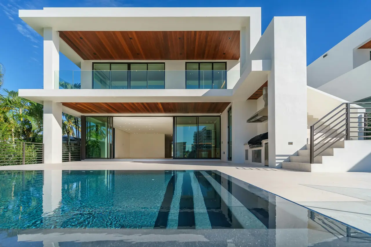Geniş ahşap saçaklı modern villa ve havuz