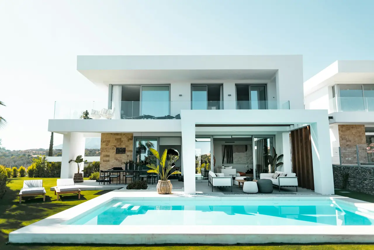 Havuzlu, ahşap saçaklı beyaz villa