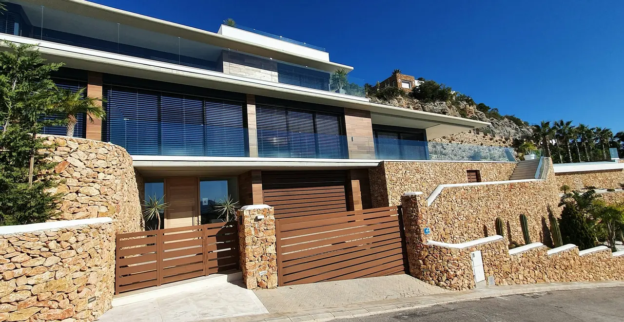 Taş istinat duvarlı yamaç villası